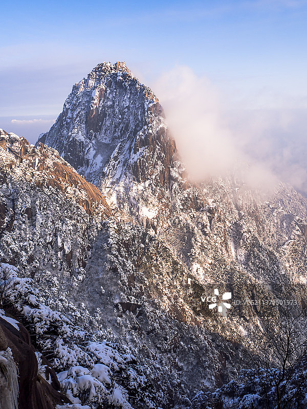 黄山雪景，奇峰怪石图片素材