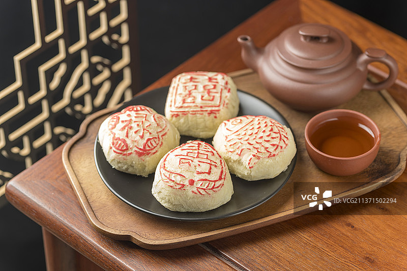 传统点心京八件白皮特写古窗棂木桌面图片素材