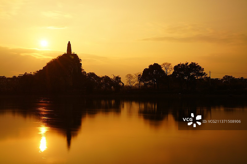 塔山倒影图片素材