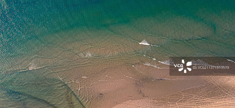 浪抚沙滩图片素材