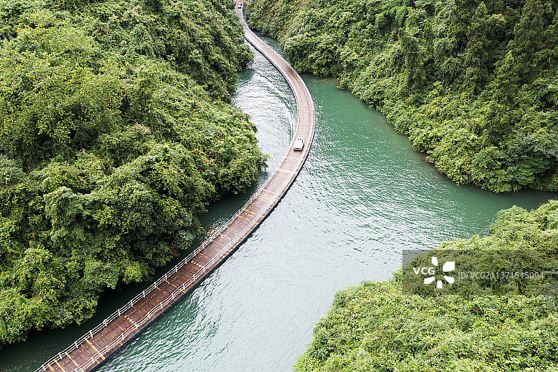 航拍湖北恩施狮子关水上浮桥鸟瞰图图片素材