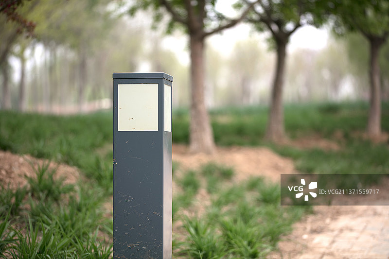 公园里防水专用的柱形路灯图片素材