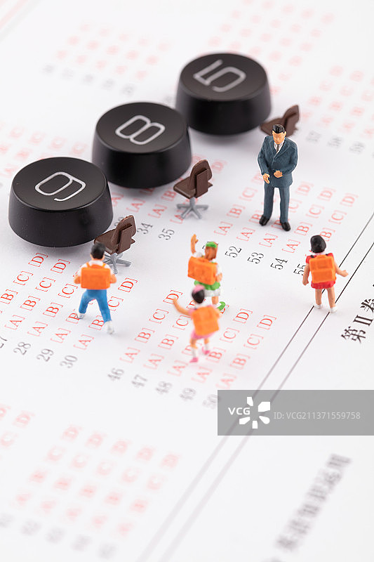 答题卡上的微缩人偶和考场场景图片素材