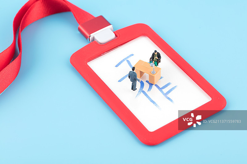 工牌上微缩的求职面试场景图片素材