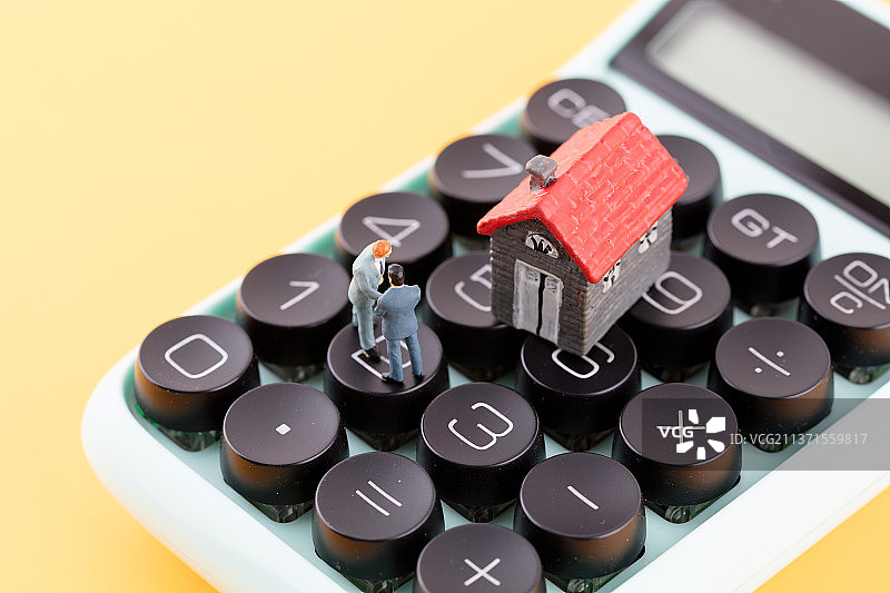 房产交易和微缩的人偶图片素材