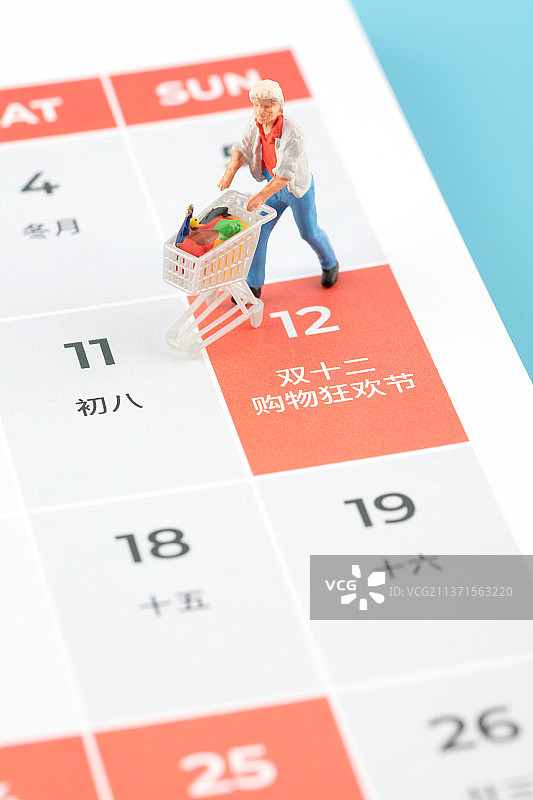 双12购物节日历上的购物者图片素材