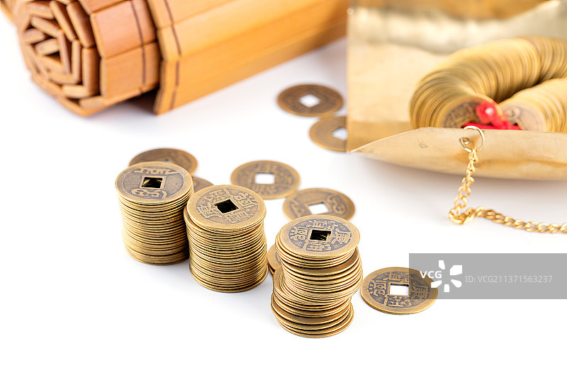 中国传统铜钱和书简和秤盘图片素材