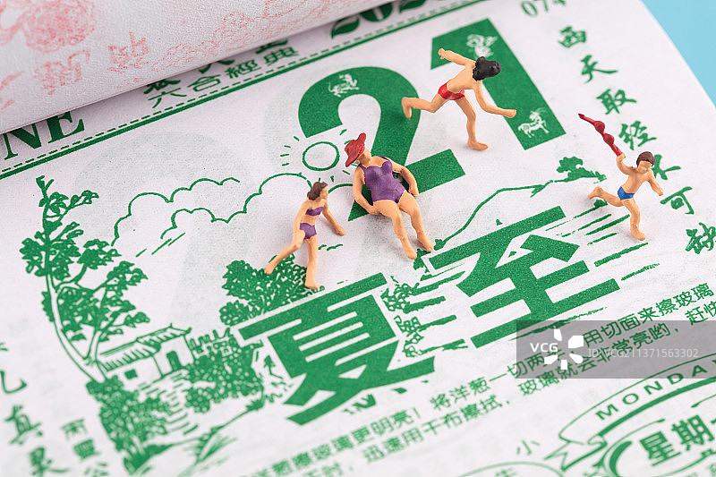 24节气夏至时黄历上游泳嬉戏的人图片素材