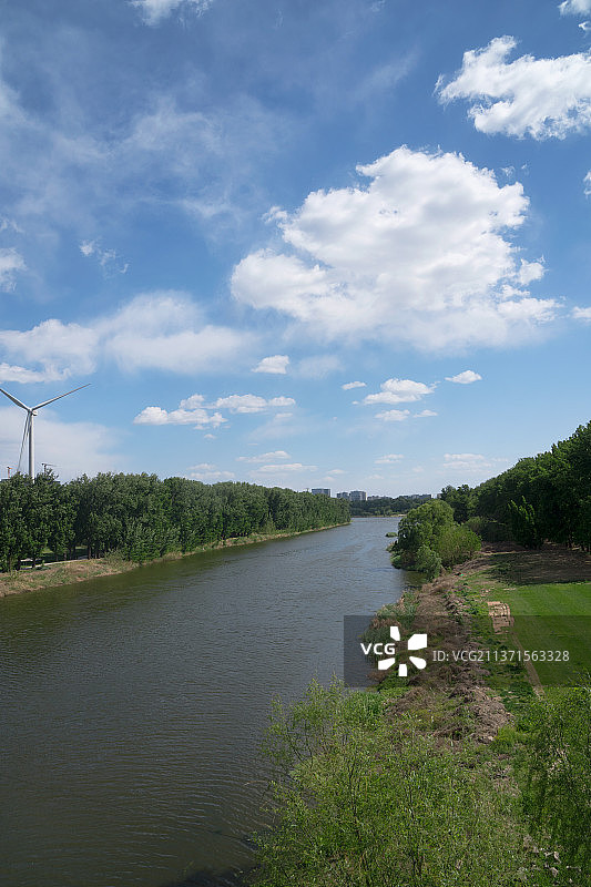 蓝天白云下的北京温榆河图片素材