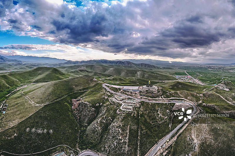 航拍西北青海省海北藏族自治州海晏县三角城镇卧佛山乡村风光图片素材