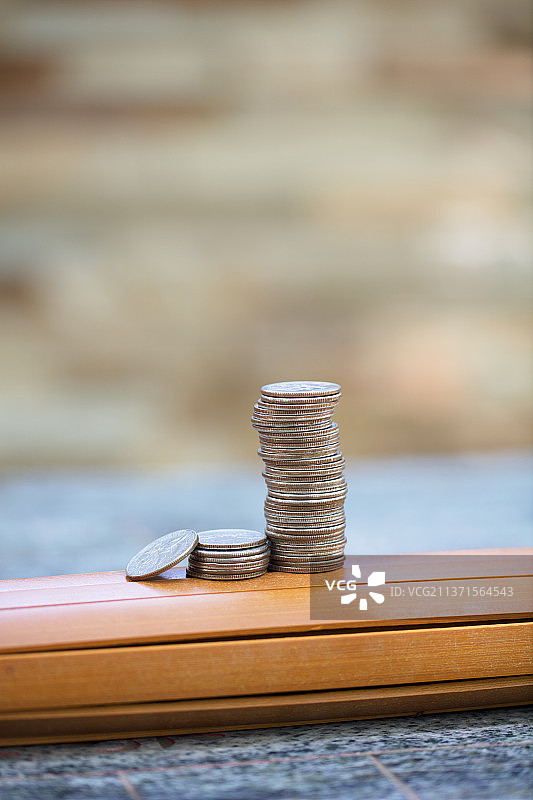 美元硬币在中国古代书简上图片素材