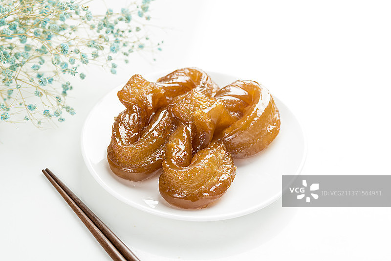 传统面食蜜麻花特写白色背景图片素材