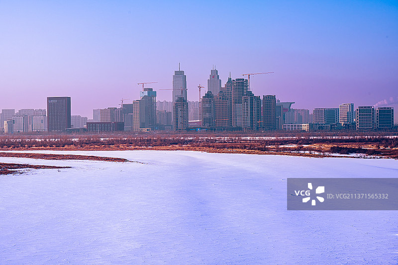 松花江上远眺哈尔滨松北区图片素材