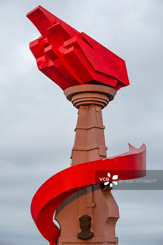 星星之火火炬雕塑革命红星照亮中国图片素材