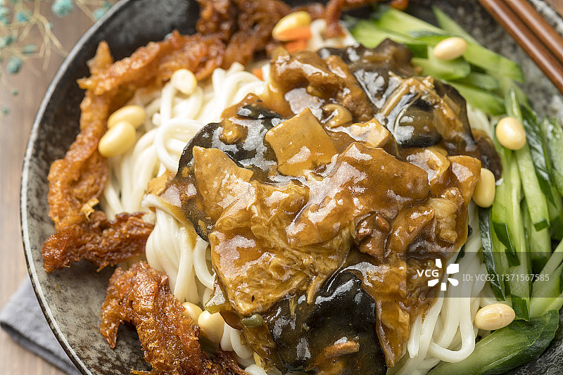 一碗打卤面摆放在木桌面上特写图片素材