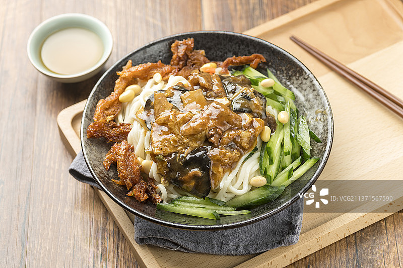 一碗打卤面摆放在木桌面上特写图片素材