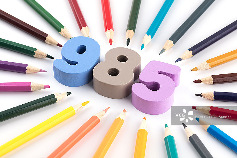 985数字被大量彩铅笔包围图片素材