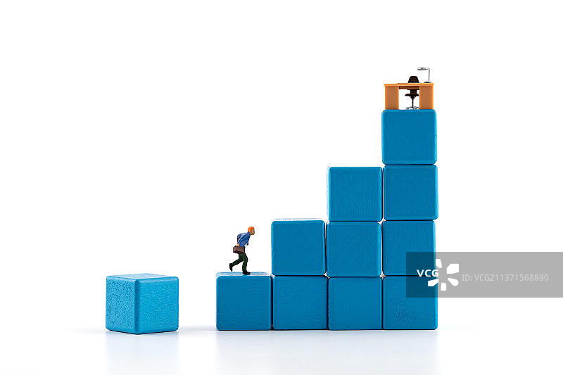 工位在很高处和追求的求职者图片素材