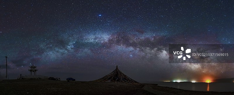 银河拱桥与青海湖经幡图片素材