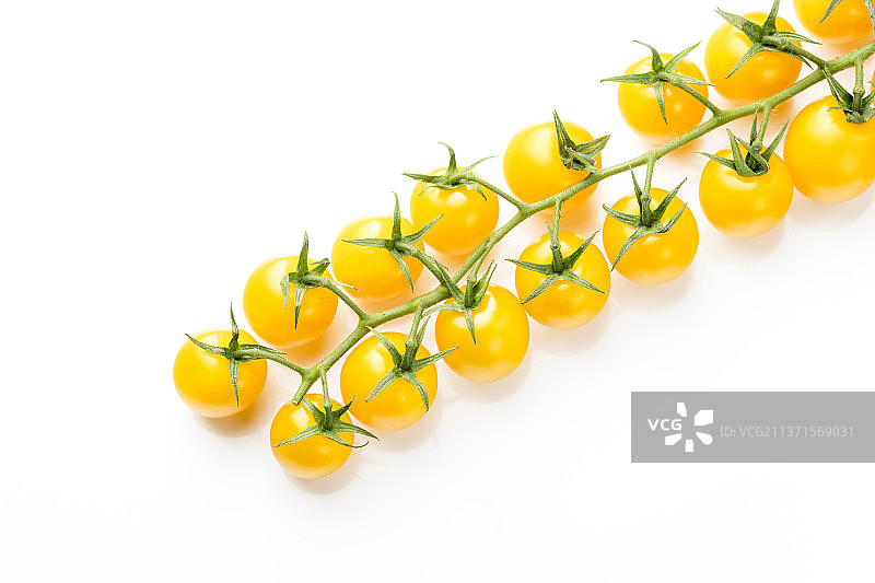 整串黄色樱桃番茄特写白色背景图片素材