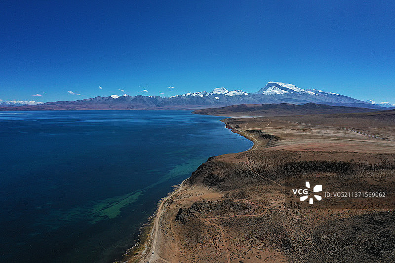 玛旁雍措与纳木那尼峰图片素材