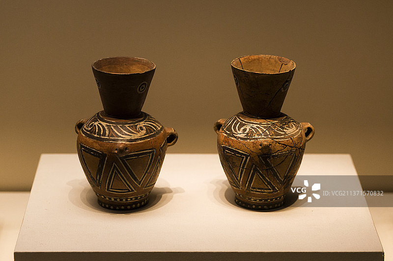 中国国家博物馆文物浮雕彩陶壶图片素材