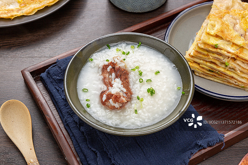 一碗大骨白粥图片素材