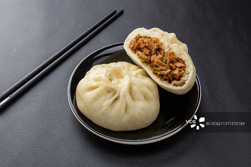 盘子里的青椒豆筋馅包子图片素材