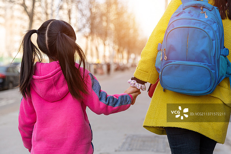 放学后小学生和妈妈手拉手的背影图片素材