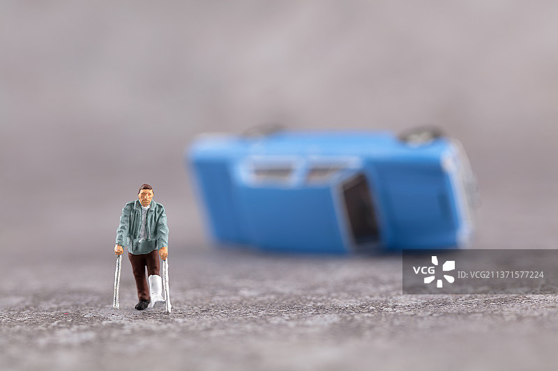 微缩场景车祸后受伤的腿图片素材