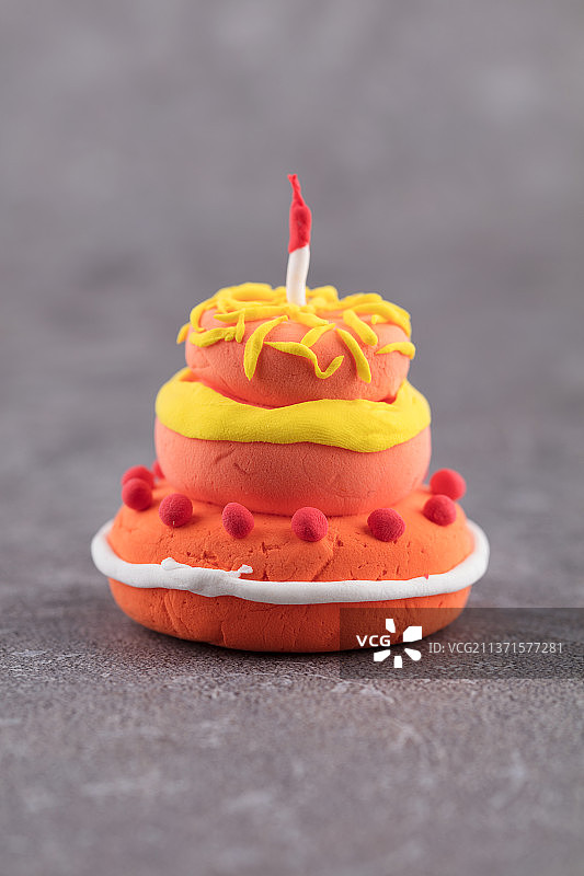 一个橡皮泥做的生日蛋糕图片素材
