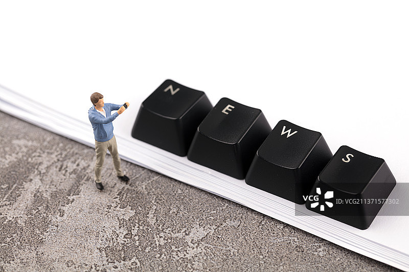 手机拍摄画面的人新闻报道资料图片素材