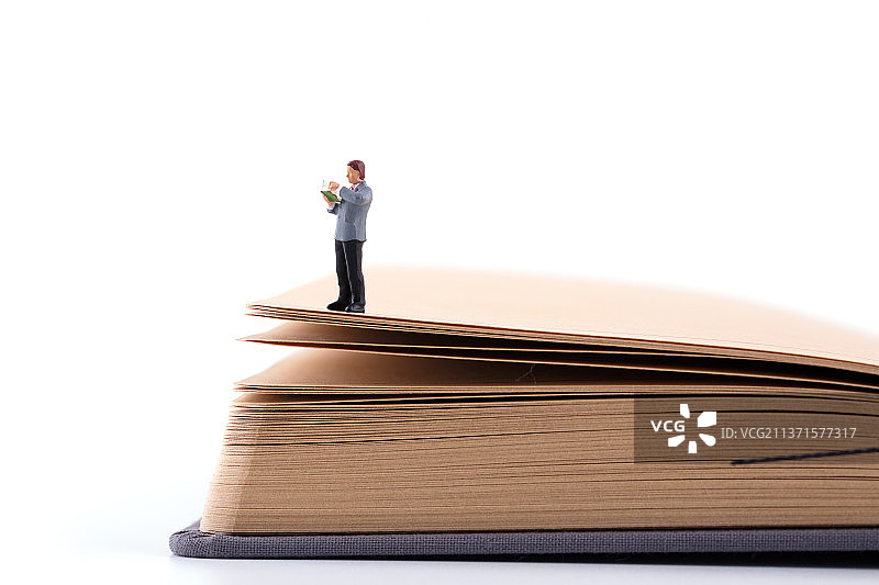在书页上阅读的人偶模型图片素材