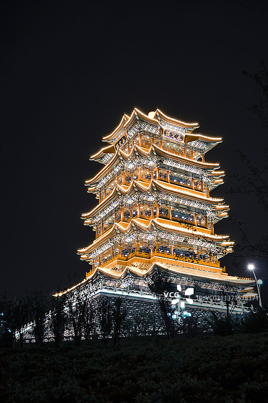 中首都北京市门头沟区著名景点，宏伟的永定楼城楼城门，夜晚户外无人图像摄影图片素材
