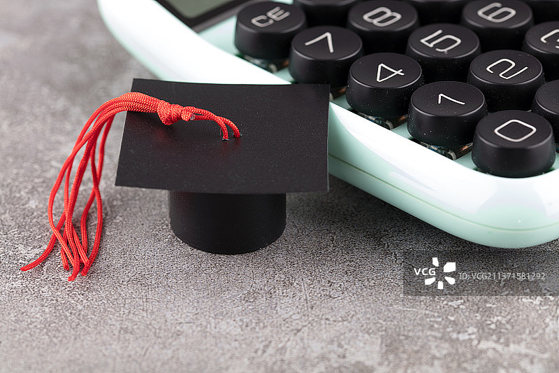 计算器和一个黑色的博士帽图片素材