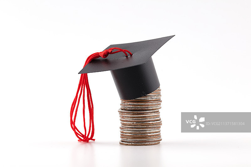 一个博士帽在一摞硬币上图片素材