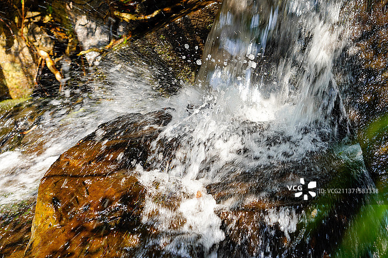 流动的水流和激荡的水花瀑布图片素材