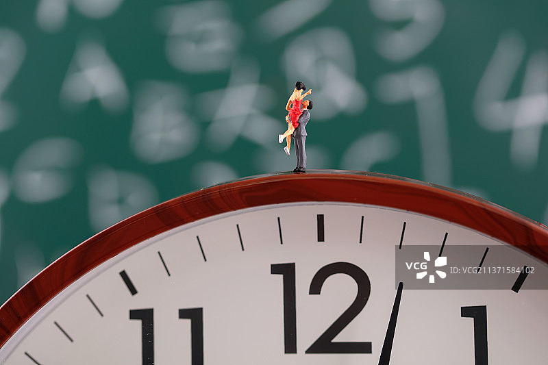 微缩创意情侣在黑板前的表上拥抱图片素材