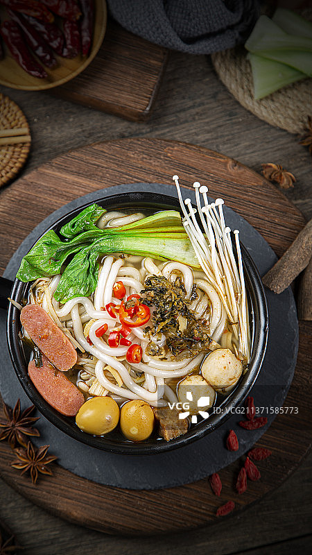 酸菜土豆粉俯拍美食摄影图片素材