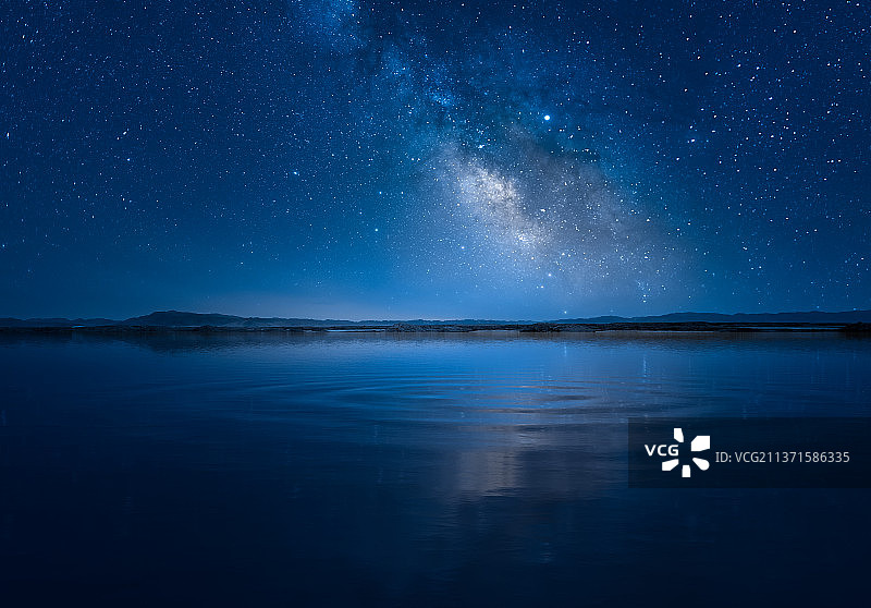 蓝色星空倒影图片素材