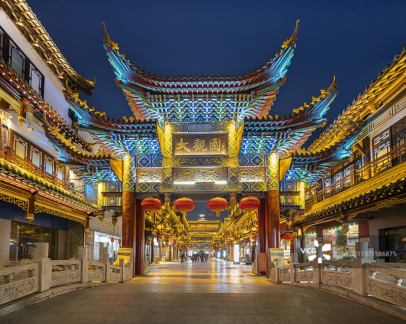 中国山东济南大观园牌楼夜景图片素材