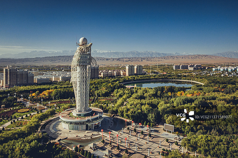 嘉峪关海豚建筑雪山沙漠戈壁风光航拍高视角文化传媒背景壁纸媒体广告商业创意城市标志现代图片素材