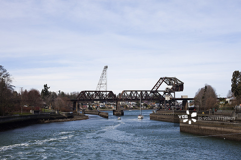 从普吉特海湾通往巴拉德海勒姆奇滕登水闸的水道景色图片素材