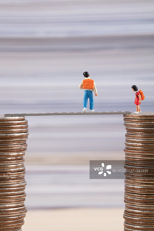 微缩创意知识和金钱和小学生图片素材