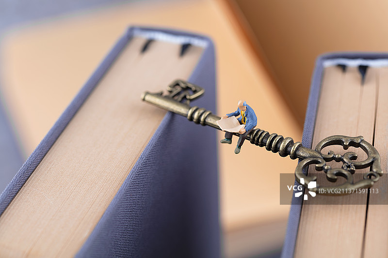 微缩创意获取知识开启的钥匙图片素材