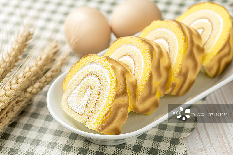 一盘虎皮卷蛋糕特写格子桌布背景图片素材