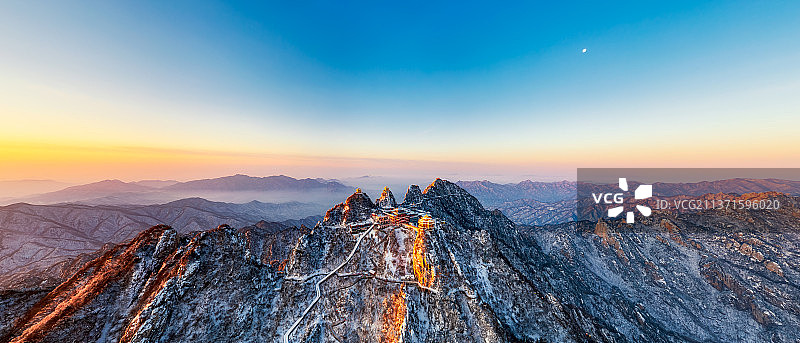河南洛阳栾川老君山金顶道观群金殿冬季雪景日出航拍图片素材