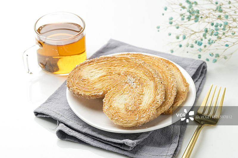 一盘传统点心马蹄酥特写白色背景图片素材