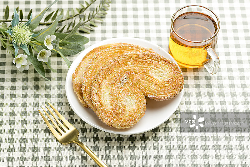 一盘传统点心马蹄酥特写格子桌布背景图片素材