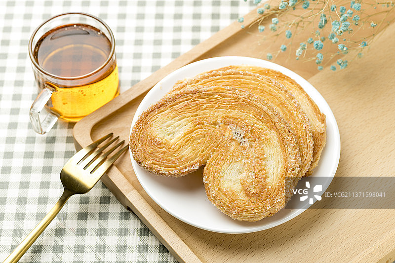 一盘传统点心马蹄酥特写格子桌布背景图片素材
